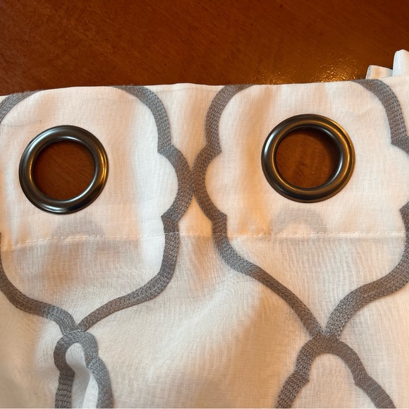 4 panels - Patterned Curtains in White and gray with grommet tops - Picture 3 of 3